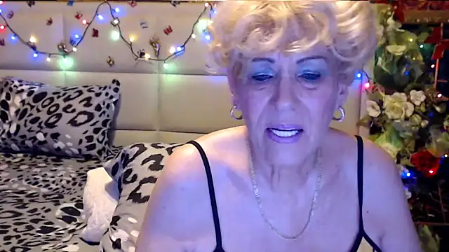 Snapshot of HappyWomanOn chatting on 11.12.25 HappyWomanOn online show from 11.12.25