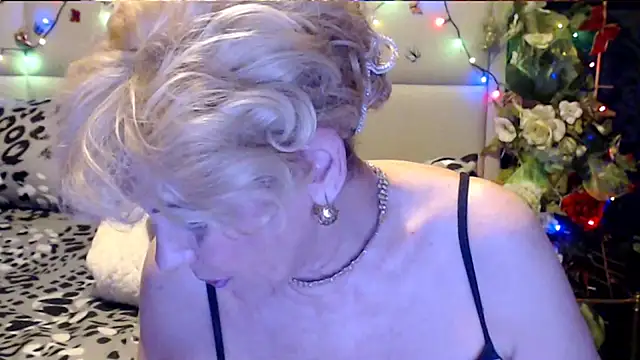 Snapshot of HappyWomanOn chatting on 11.13.25 HappyWomanOn online show from 11.13.25