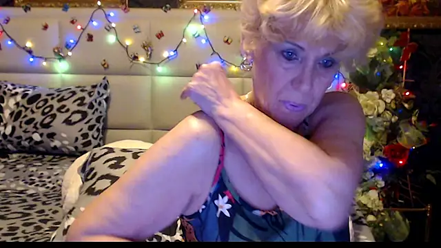 Snapshot of HappyWomanOn chatting on 11.16.25 HappyWomanOn online show from 11.16.25