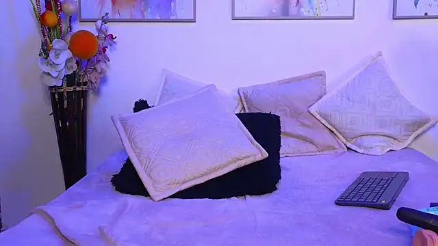 Marianaa Lopezz online show from 01.04.25