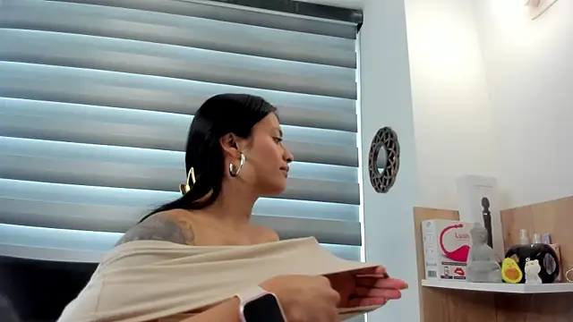 nia  white online show from 01.28.25