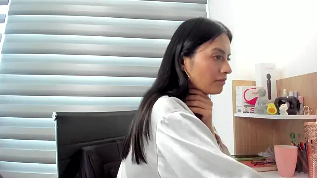 nia  white online show from 02.10.25