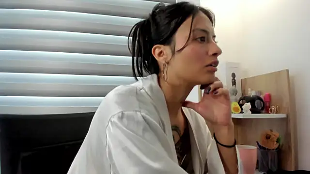 nia  white online show from 02.21.25