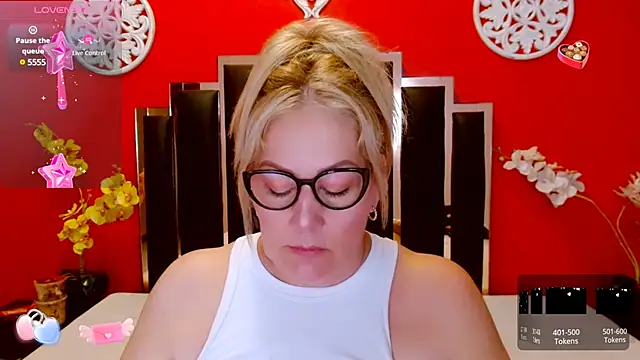 Snapshot of Nayla_Garner chatting on 02.04.25 Nayla Garner online show from 02.04.25