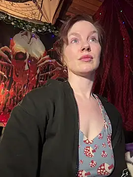 Snapshot of courtneyoccult chatting on 12.01.25 courtneyoccult online show from 12.01.25