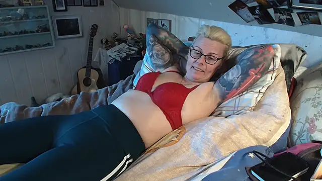 Snapshot of MaryG chatting on 02.08.25 MaryG online show from 02.08.25