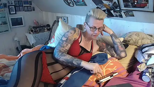 Snapshot of MaryG chatting on 03.03.25 MaryG online show from 03.03.25