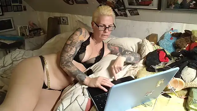 Snapshot of MaryG chatting on 10.22.25 MaryG online show from 10.22.25