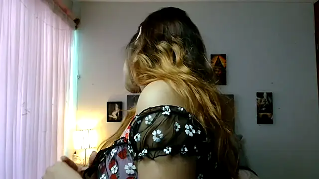 Snapshot of 3littleschoolteens chatting on 10.31.25 3littleschoolteens online show from 10.31.25