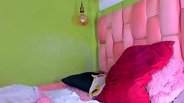 Snapshot of the_queen_aleja chatting on 12.12.24 the queen aleja online show from 12.12.24