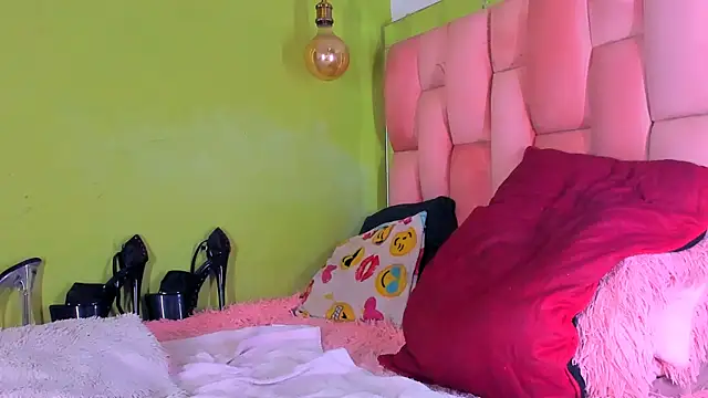 Snapshot of the_queen_aleja chatting on 12.27.24 the queen aleja online show from 12.27.24