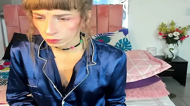 Snapshot of the_queen_aleja chatting on 10.30.25 the queen aleja online show from 10.30.25