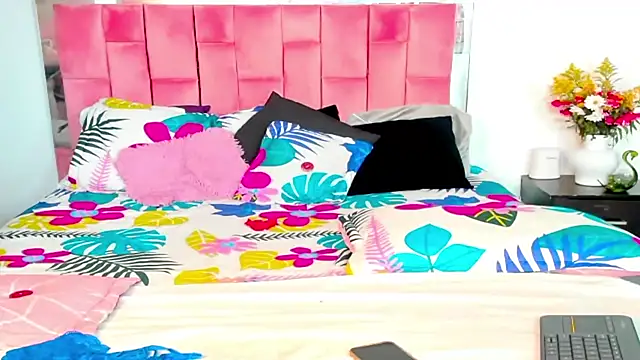 Snapshot of the_queen_aleja chatting on 10.31.25 the queen aleja online show from 10.31.25