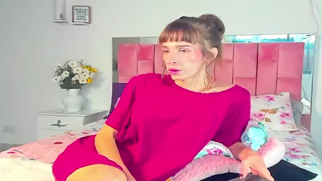 Snapshot of the_queen_aleja chatting on 11.14.25 the queen aleja online show from 11.14.25