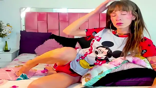 Snapshot of the_queen_aleja chatting on 11.22.25 the queen aleja online show from 11.22.25