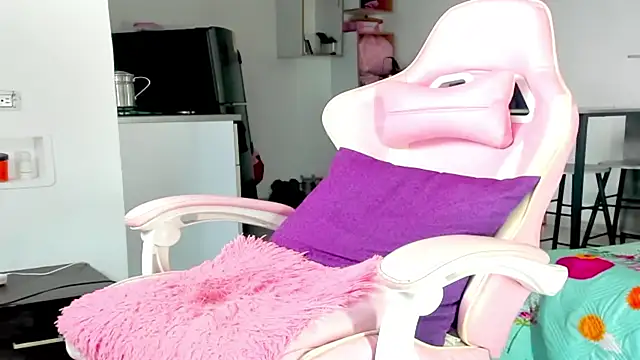 Snapshot of the_queen_aleja chatting on 12.03.25 the queen aleja online show from 12.03.25