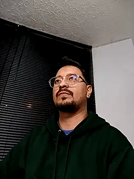 Snapshot of DaviidEvans_ chatting on 12.29.24 DaviidEvans online show from 12.29.24