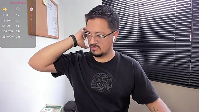 Snapshot of DaviidEvans_ chatting on 12.31.24 DaviidEvans online show from 12.31.24