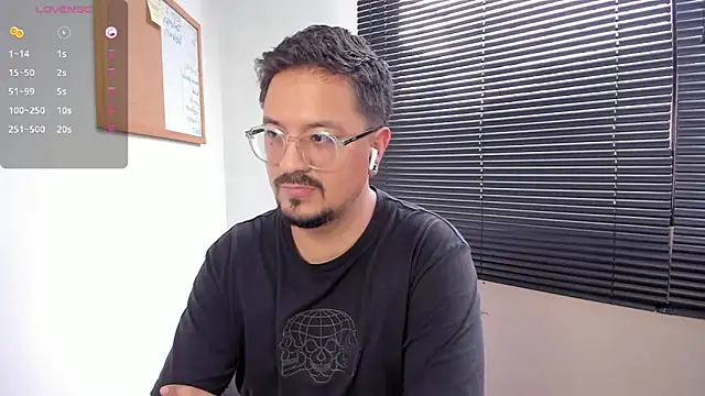 Snapshot of DaviidEvans_ chatting on 12.31.24 DaviidEvans online show from 12.31.24