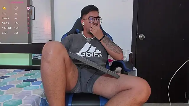 Snapshot of DaviidEvans_ chatting on 10.13.25 DaviidEvans online show from 10.13.25