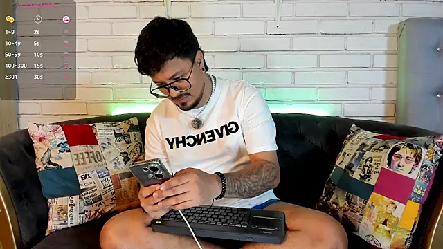 Snapshot of DaviidEvans_ chatting on 11.28.25 DaviidEvans online show from 11.28.25