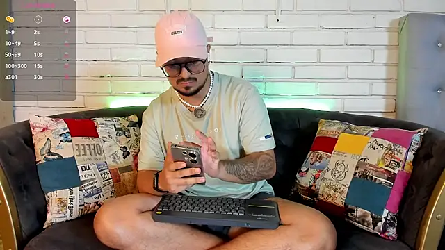 Snapshot of DaviidEvans_ chatting on 11.29.25 DaviidEvans online show from 11.29.25