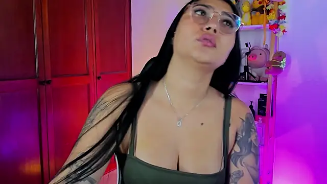 Snapshot of eymy-hadid chatting on 12.20.25 eymy-hadid online show from 12.20.25