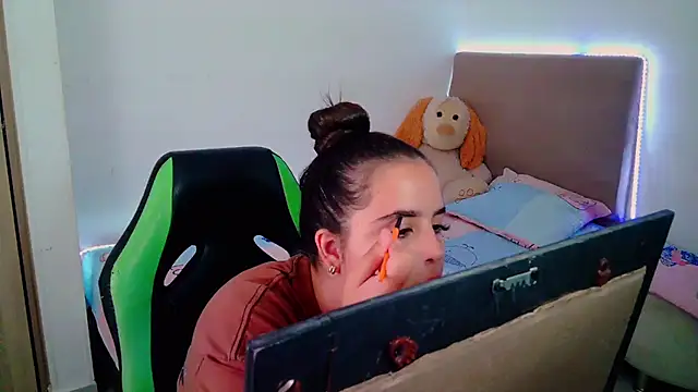 Snapshot of _alicia_z chatting on 02.04.25 alicia z online show from 02.04.25