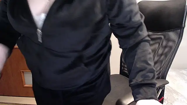 Snapshot of JoannaAndNeighbour chatting on 02.25.25 JoannaAndNeighbour online show from 02.25.25