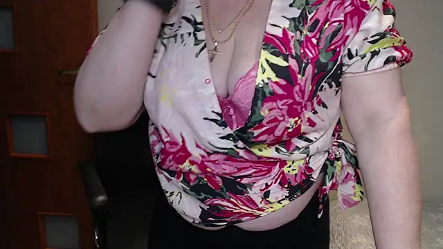 Snapshot of JoannaAndNeighbour chatting on 03.20.25 JoannaAndNeighbour online show from 03.20.25