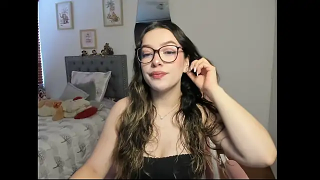 Snapshot of samysweet_8 chatting on 11.15.25 samysweet 8 online show from 11.15.25