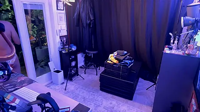 Briefs bud online show from 12.18.25