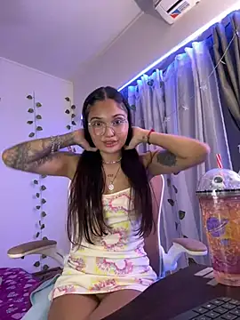 Snapshot of LunaXuan chatting on 03.20.25 LunaXuan online show from 03.20.25