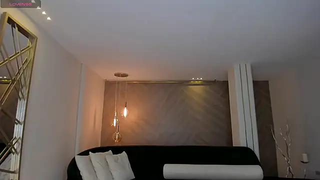 NiaHolland online show from 10.09.25