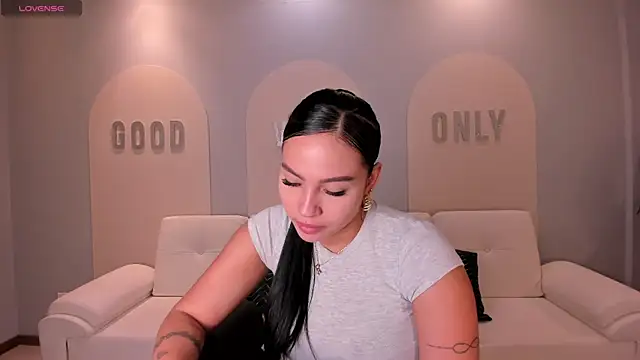 Snapshot of MollyJones_ chatting on 06.17.26 MollyJones online show from 06.17.26