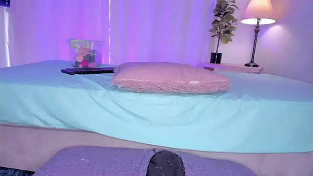 Snapshot of hot_booty_ chatting on 02.15.25 hot booty online show from 02.15.25