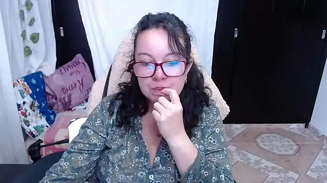 Snapshot of Sonialorens_ chatting on 12.18.24 Sonialorens online show from 12.18.24