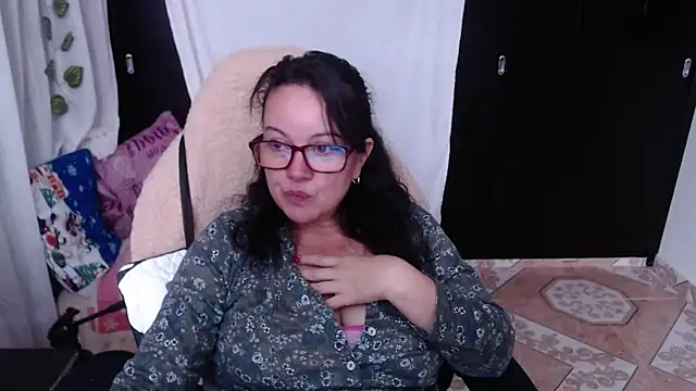 Snapshot of Sonialorens_ chatting on 12.18.24 Sonialorens online show from 12.18.24