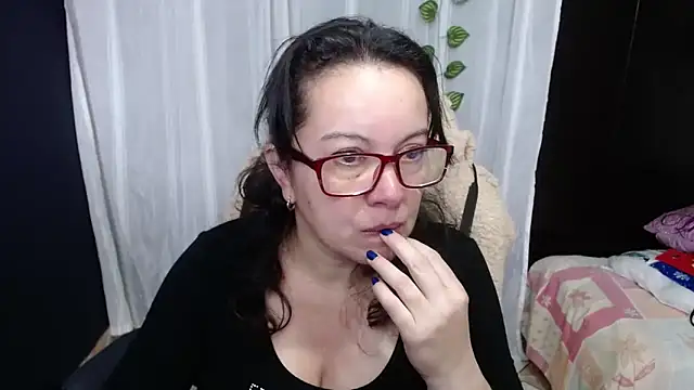 Snapshot of Sonialorens_ chatting on 12.30.24 Sonialorens online show from 12.30.24