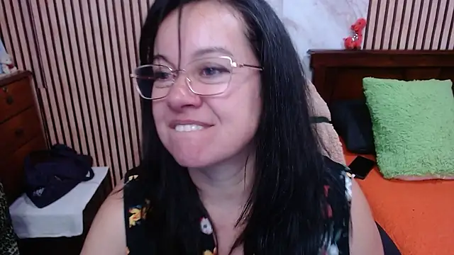 Snapshot of Sonialorens_ chatting on 10.17.25 Sonialorens online show from 10.17.25