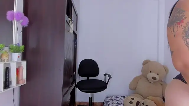 Snapshot of Emma_lean chatting on 10.02.25 Emma lean online show from 10.02.25