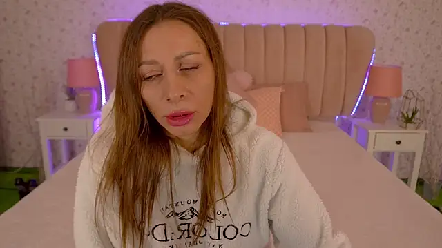 Snapshot of MirandaHobbs chatting on 02.12.25 MirandaHobbs online show from 02.12.25