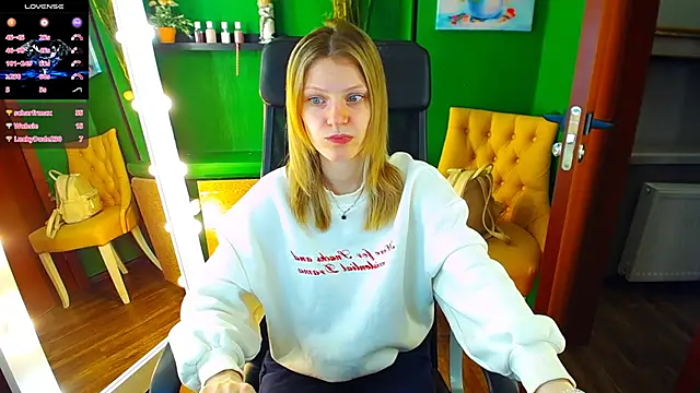 Snapshot of MaryHiggins chatting on 03.05.25 MaryHiggins online show from 03.05.25