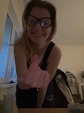 Snapshot of MaryHiggins chatting on 09.19.25 MaryHiggins online show from 09.19.25