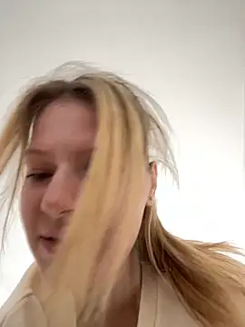 Snapshot of MaryHiggins chatting on 10.11.25 MaryHiggins online show from 10.11.25