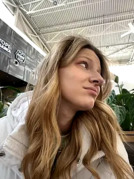 Snapshot of MaryHiggins chatting on 10.21.25 MaryHiggins online show from 10.21.25