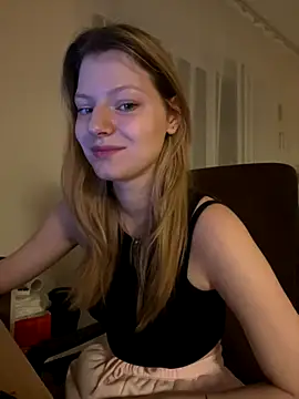 Snapshot of MaryHiggins chatting on 11.23.25 MaryHiggins online show from 11.23.25