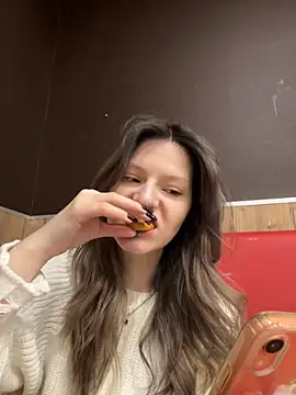 Snapshot of MaryHiggins chatting on 11.28.25 MaryHiggins online show from 11.28.25