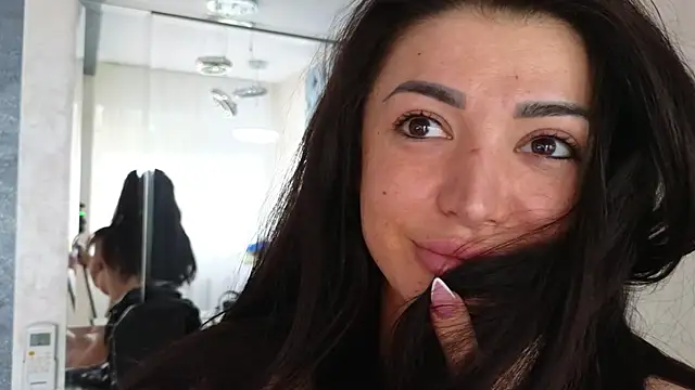 Snapshot of Theowonder chatting on 03.17.25 Theowonder online show from 03.17.25