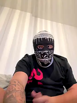 Snapshot of hot_cock- chatting on 11.11.25 hot cock- online show from 11.11.25